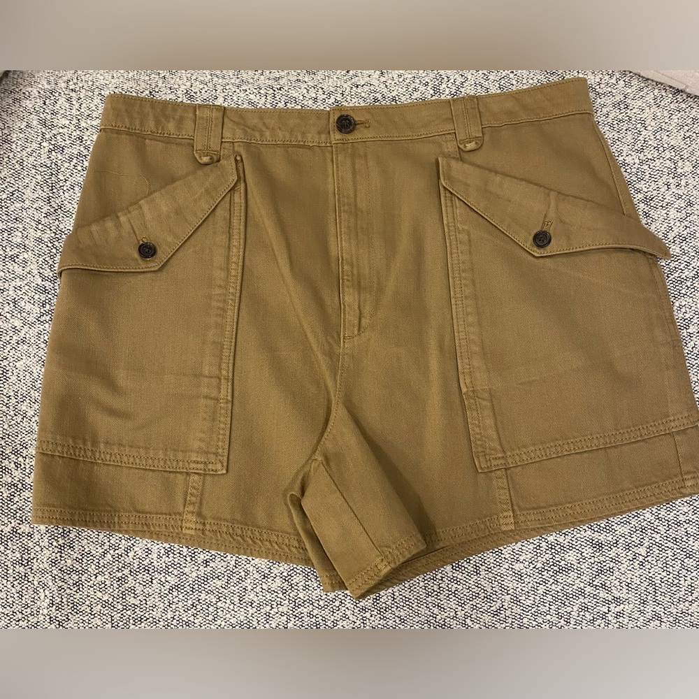 Excellent condition! Banana Republic khaki shorts, size 14